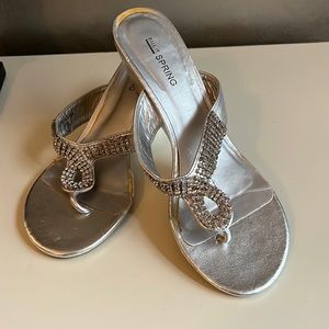 🤑SALE 3 for $20!🤑 Glittery silver special occasion wedge flip flops, size 7